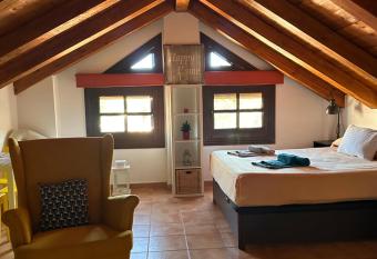 Buhardilla Cortijo Pontiv   allows 18 year olds to book a room