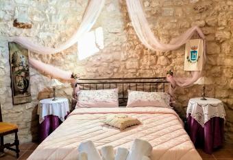 Torre Rodosta has Balcony rooms