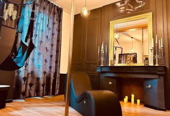 Love room     L   treinte dor  e     allows 18 year olds to book a room