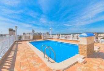 2-Bed Apartment with rooftop pool has Balcony rooms