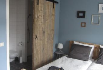 Oekepoek Down Town allows 18 year olds to book a room