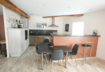 Appartement chaleureux cosy et climatis   has rooms with a private hot tub