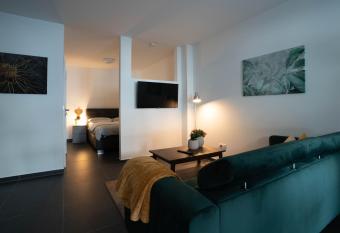 Modernes Ferienapartment: Komfort & Wohlf  hlen has Balcony rooms