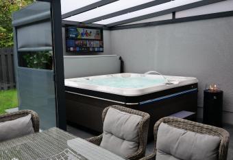 Spa-Lounge-Hannover has rooms with a private hot tub