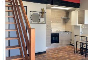 Studio duplex meubl   avec place de parking has Balcony rooms