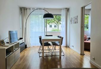 Appartement spacieux tout   quip   proche La D  fense has Balcony rooms