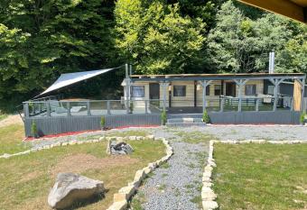 Riverside Caravan has rooms with a private hot tub