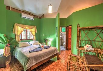 Hotel La Diosa has rooms with a private hot tub