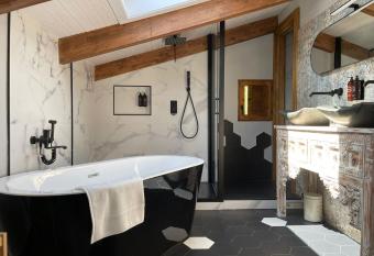 El Refugio de Haro allows 18 year olds to book a room