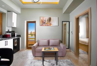 Acer Living Home has rooms with a private hot tub