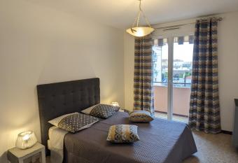 Golfe Juan grand 2 pi  ces proche plage et Cannes has Balcony rooms