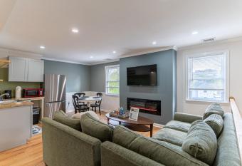 H4: 2 Bedroom Apt Downtown has Balcony rooms