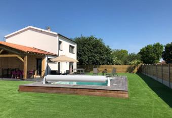 Maison La Teste Piscine has Balcony rooms