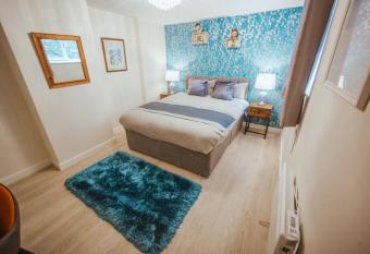 KENDAL HOLIDAY FLATS allows 18 year olds to book a room