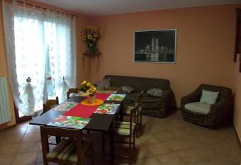 Casa Vacanze a 500mt dall Autodromo Motodromo con parcheggio privato has Balcony rooms