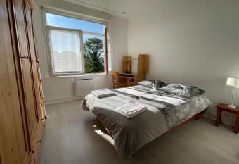 Appartement calme et lumineux allows 18 year olds to book a room