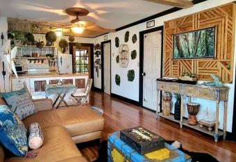 Cozy Af Jungle-House Hideaway has rooms with a private hot tub