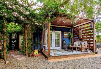 Cozy Af Tiny-House Oasis has rooms with a private hot tub