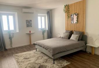 Studio Via Romana Vaison La Romaine allows 18 year olds to book a room