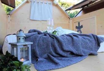 Starsbox con piscina e idromassaggio has rooms with a private hot tub