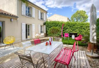 maison moderne bien   quip  e au calme avec jardins allows 18 year olds to book a room