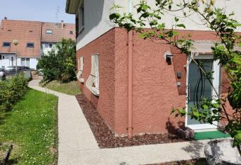 Joli appartement individuel dans maison has Balcony rooms