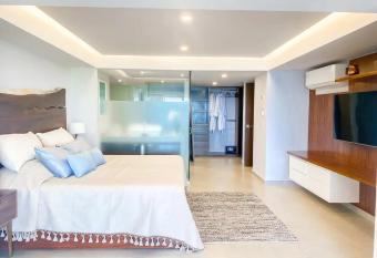 Large Beach Front 2bed/2bath has rooms with a private hot tub