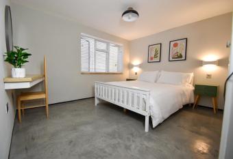 Modern Apartment Central Woodstock with Parking allows 18 year olds to book a room