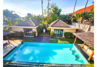 NEW Canggu Private 4BR Pool, Pool Bar for 8 pax has Balcony rooms