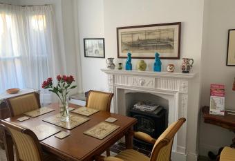 Queens Cottage Salisbury has Balcony rooms