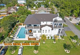 30A Born 2 Beach has rooms with a private hot tub