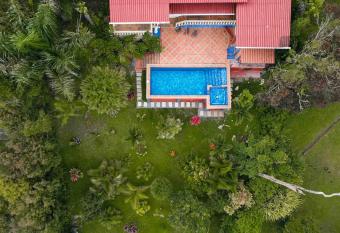 Hummingbird House Panama has rooms with a private hot tub