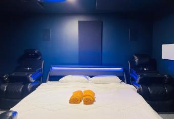 Superior Luxurious Theatre Room Near Canada Horeseshoe Fall has Balcony rooms