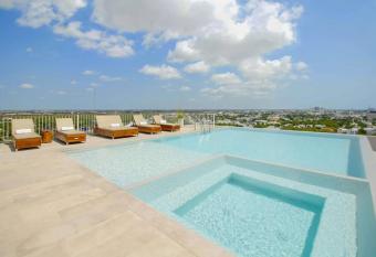 Lujoso apartamento, Nuevo! has rooms with a private hot tub