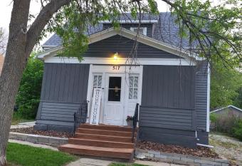 Cozy Little Getaway has Balcony rooms
