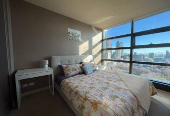 MelbCBD Central 1BR1BTH GymPool NYE Fireworks view has rooms with a private hot tub