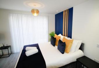 Modern Studio for LONG STAY BUSINESS & RELOCATIONS allows 18 year olds to book a room