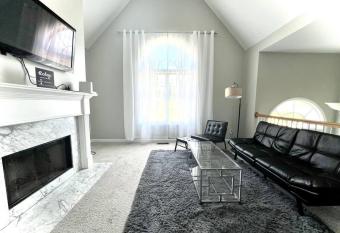 Opuluxe Homey Getaway 4 BR Near Six Flags allows 18 year olds to book a room