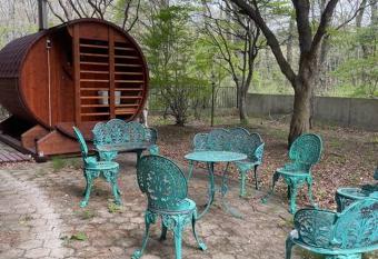                BBQ.         .            .               .            ! has rooms with a private hot tub