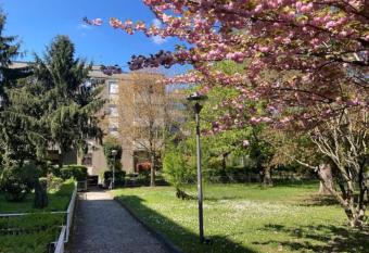 Campus adiacente Ampio 6 Posti allows 18 year olds to book a room