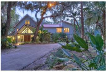 Parrish Place has rooms with a private hot tub