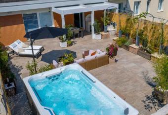 [Via Indipendenza]     Attico di lusso con Piscina has rooms with a private hot tub