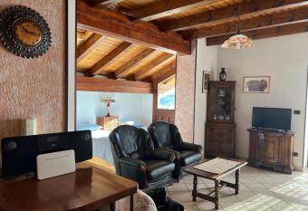 Appartamento ampio e luminoso has Balcony rooms