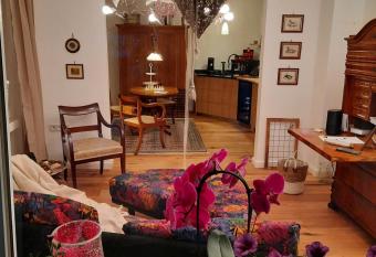 Unter der Linde 1 allows 18 year olds to book a room