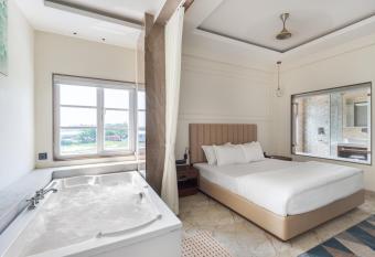 Hotel Caesars Palace has rooms with a private hot tub