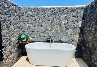 Villa Lavayarena has Balcony rooms