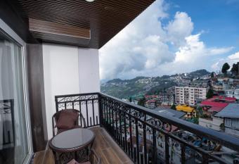 The West Gate Posada By Summit has rooms with a private hot tub