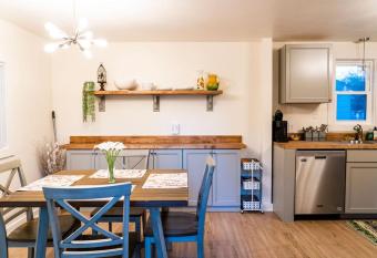 Madrona's Guesthouse- Convenient location, pet friendly has Balcony rooms