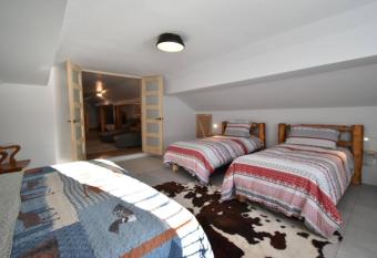 La Crois  e des Lacs - SPA + LAC + WIFI has rooms with a private hot tub