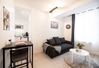 Bel appartement c  ur d   Orl  ans allows 18 year olds to book a room